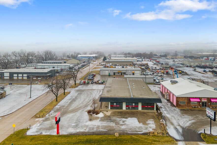 More Photos Of 3050 6th St SW, Cedar Rapids Warehouse For Sale