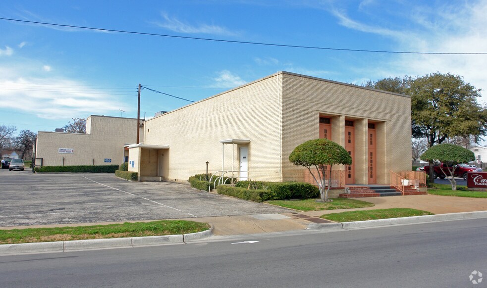 More Photos Of 111 W Northside Dr, Fort Worth Funeral Home For Lease
