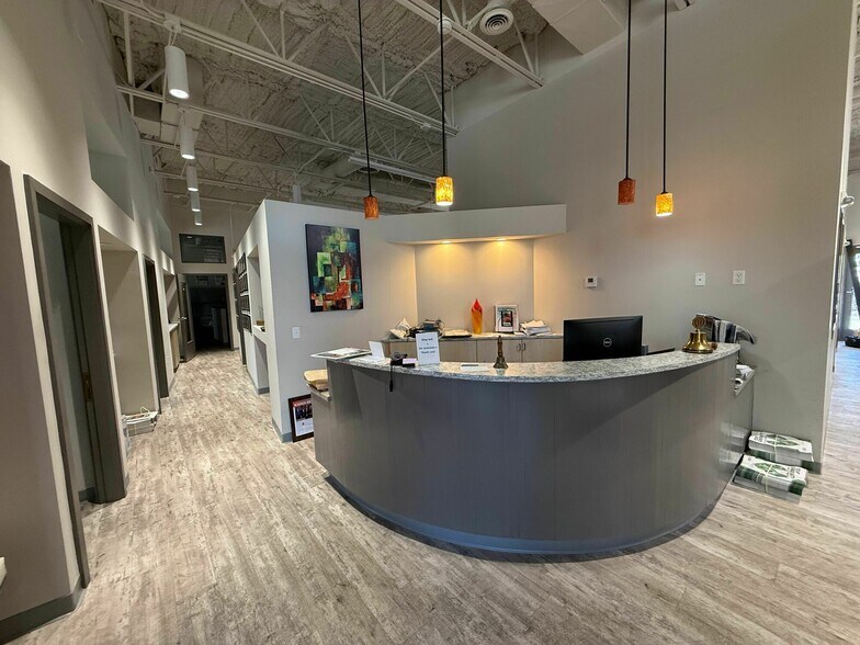 More Photos Of 2101 W Chesterfield Blvd, Springfield Office For Sale