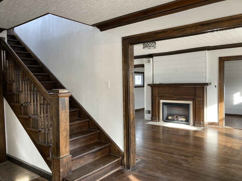 More Photos Of 220 W 80th Ter, Kansas City Storefront Retail Office For Sale