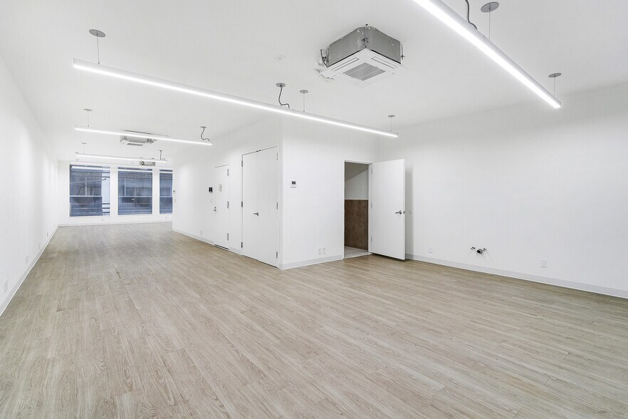 More Photos Of 24 Beaver St, New York Storefront Retail Office For Lease