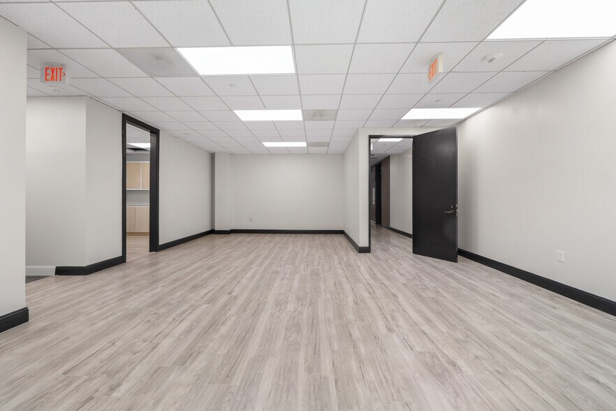 More Photos Of 17 S Briar Hollow Ln, Houston Office Residential For Lease