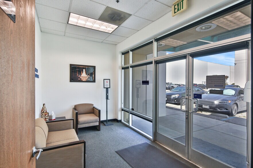 More Photos Of 5651 Mansfield Way, Bell Warehouse For Lease