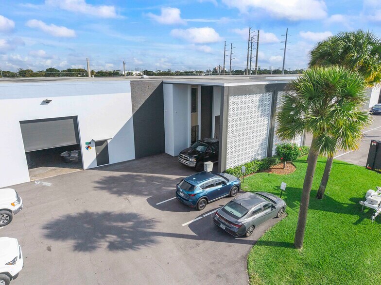 More Photos Of 1205-1421 Hill Ave, Mangonia Park Warehouse For Lease