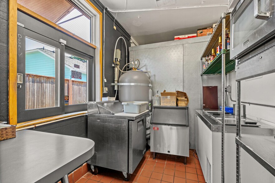 More Photos Of 1760 Market St NE, Salem Freestanding For Sale