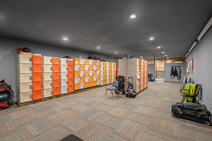 More Photos Of 412 Main St SW, Ronan Sports And Entertainment For Sale