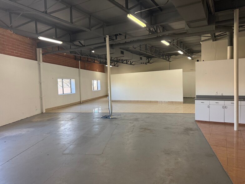 More Photos Of 2124 Farrington St, Dallas Light Manufacturing For Lease