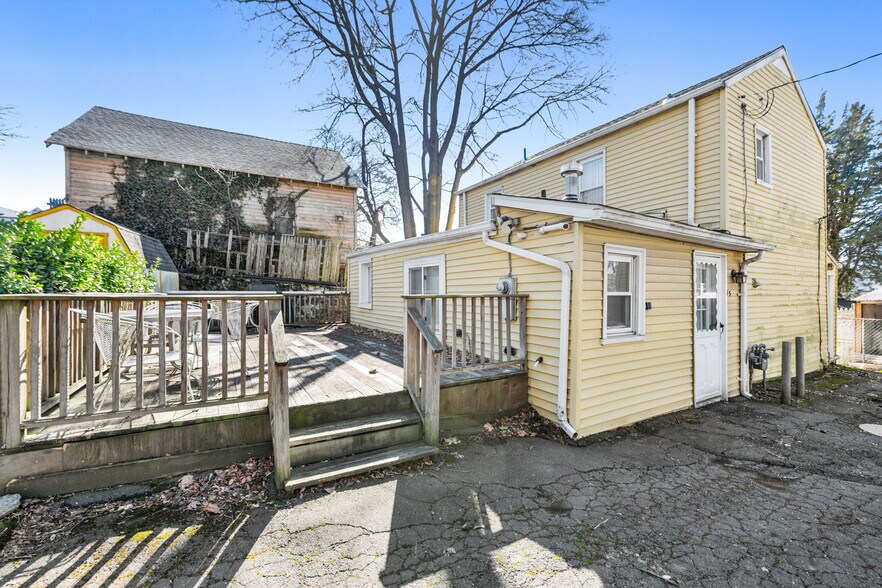 More Photos Of 15 Henry St, Greenwich Multifamily For Sale