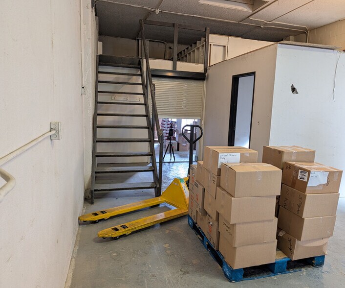 More Photos Of 242 12B St N, Lethbridge Warehouse For Sale