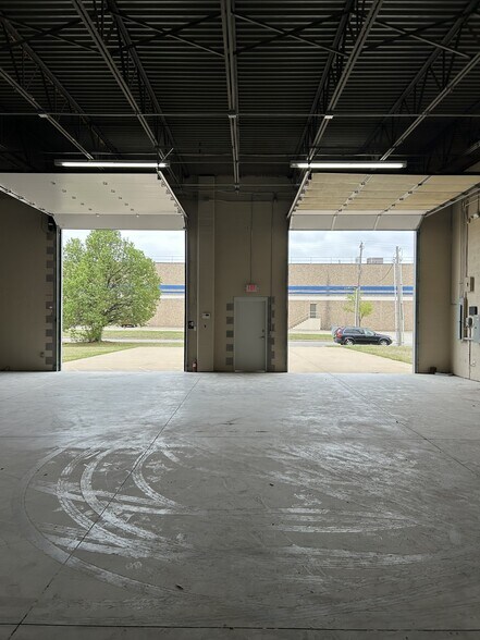 More Photos Of 5611 SW 38th St, Oklahoma City Warehouse For Sale