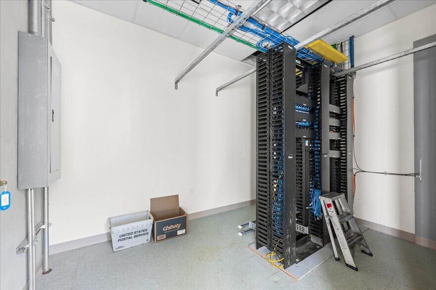 More Photos Of 10 Railroad Pl, Norwich Flex For Lease