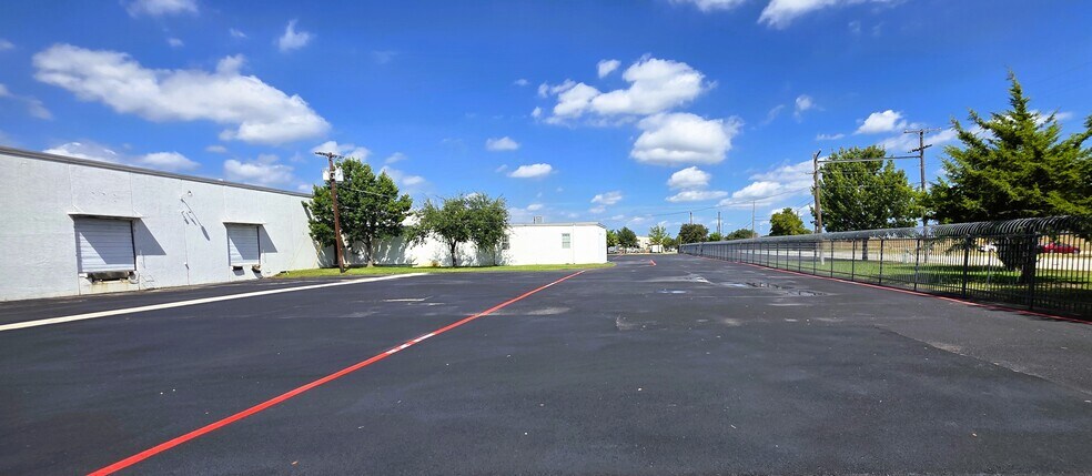 More Photos Of 4233 Janada St, Haltom City Warehouse For Lease