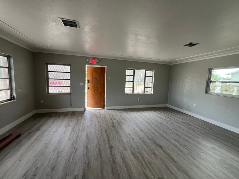 More Photos Of 541 49th St S, Saint Petersburg Showroom For Lease