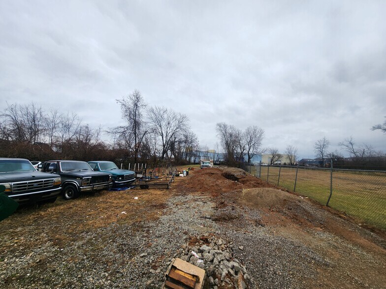More Photos Of 217 Steedly Dr, Louisville Light Distribution For Sale
