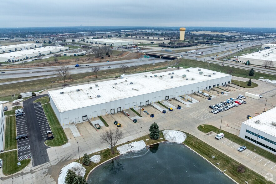 More Photos Of 4651-4677 121st St, Urbandale Showroom For Lease