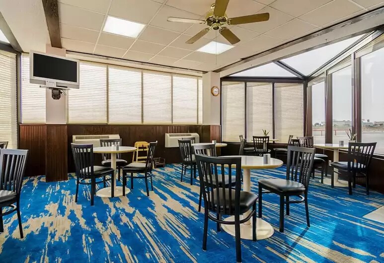 More Photos Of 730 E Jennifer Ln, Sidney Hotel For Sale