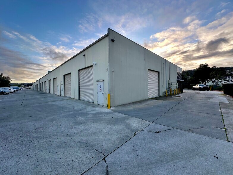 More Photos Of 1050 Pioneer Way, El Cajon Warehouse For Lease