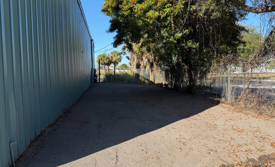 More Photos Of 1620 Tangerine St, Melbourne Unknown For Lease