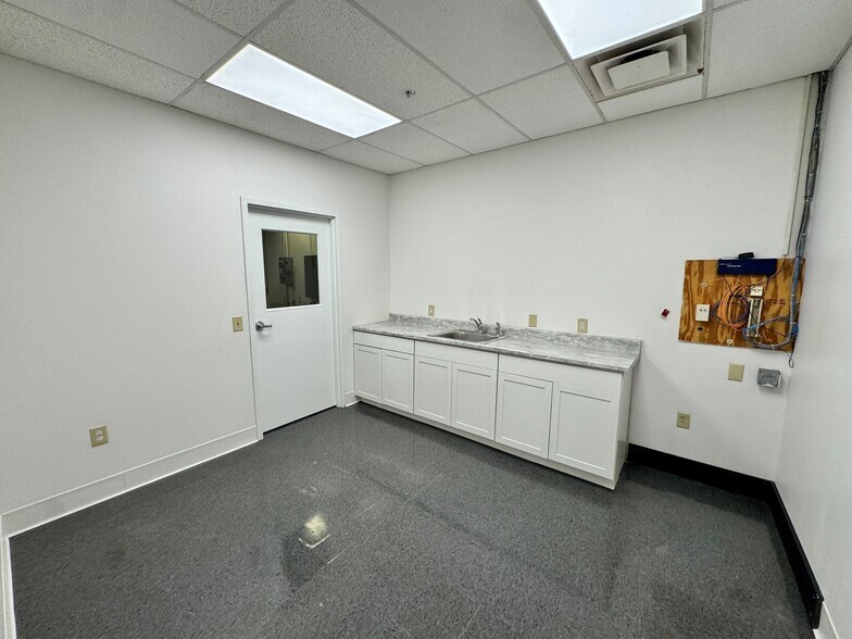 More Photos Of 3820-3834 Zane Trace Dr, Columbus Warehouse For Lease