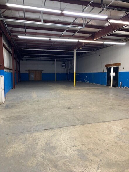 More Photos Of 6111-6117 Maxtown Rd, Westerville Warehouse For Lease