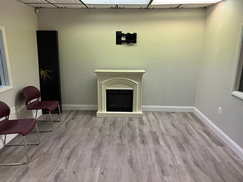 More Photos Of 8022 Old Alexandria Ferry Rd, Clinton Flex For Sale