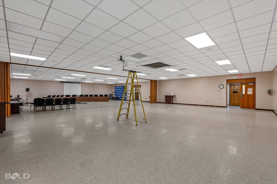 More Photos Of 523 Oxford Rd, Mansfield Office For Sale