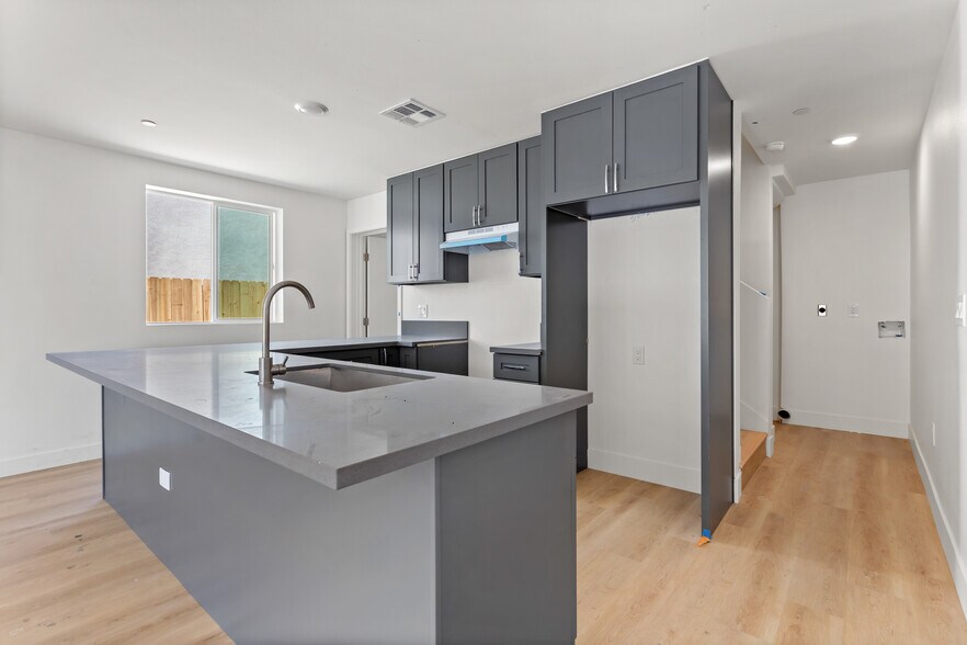More Photos Of 707 W 80th St, Los Angeles Apartments For Sale