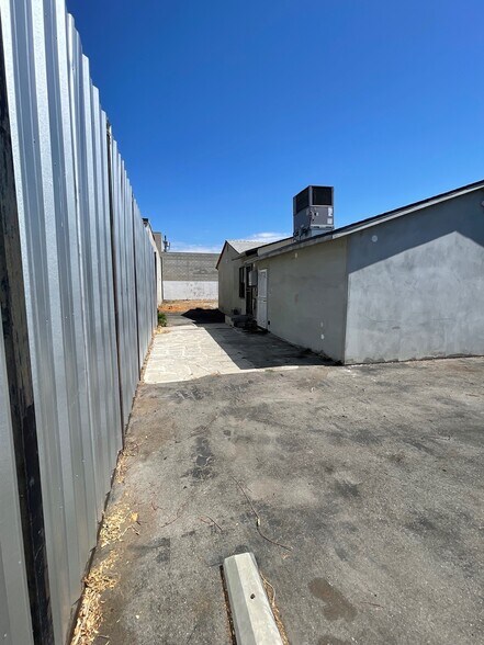 More Photos Of 16123 Wyandotte St, Van Nuys Service For Lease