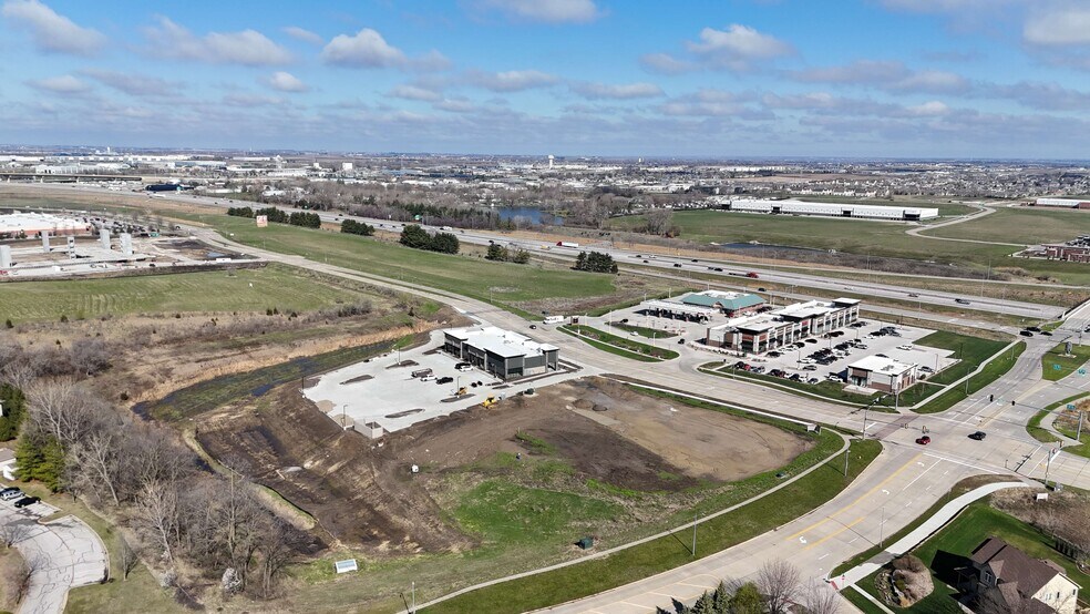 More Photos Of 10100 Plum Dr, Urbandale Restaurant For Lease