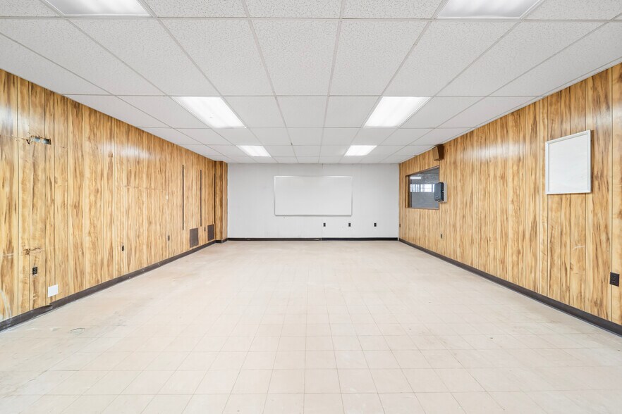 More Photos Of 209 W Main St, Linn Warehouse For Sale