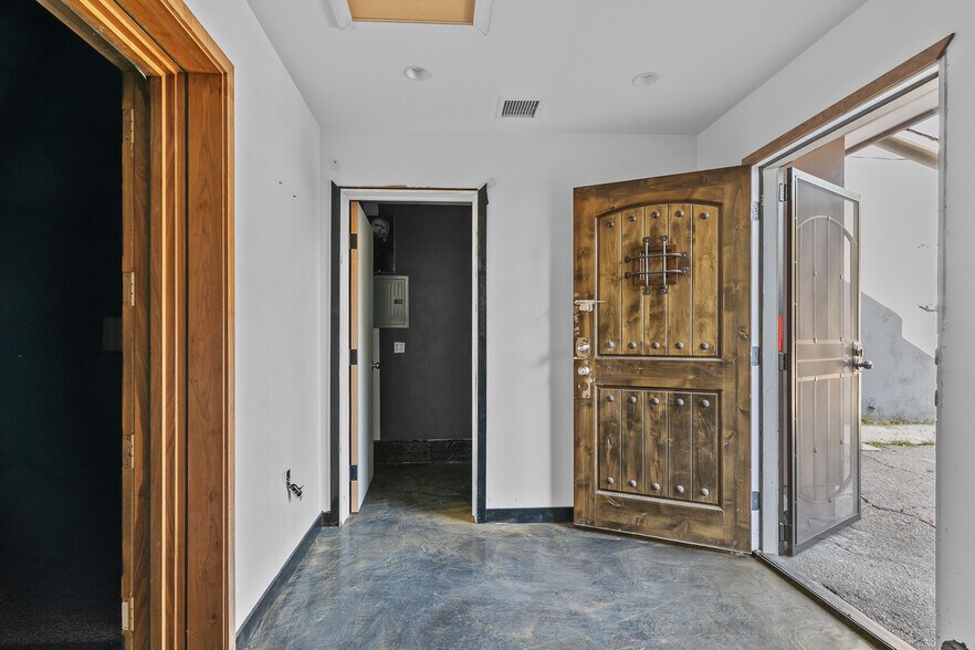 More Photos Of 5520-5522 Cahuenga Blvd, North Hollywood Freestanding For Sale