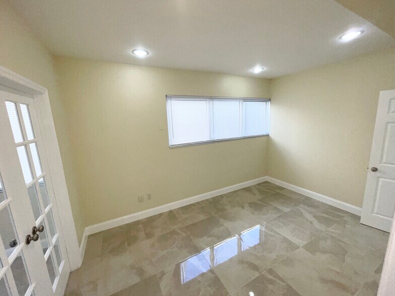 More Photos Of 1155 NE Cleveland St, Clearwater Office Residential For Lease