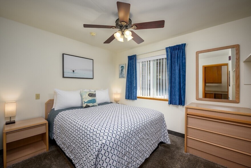 More Photos Of 16045 Lower Harbor Rd, Brookings Hotel For Sale