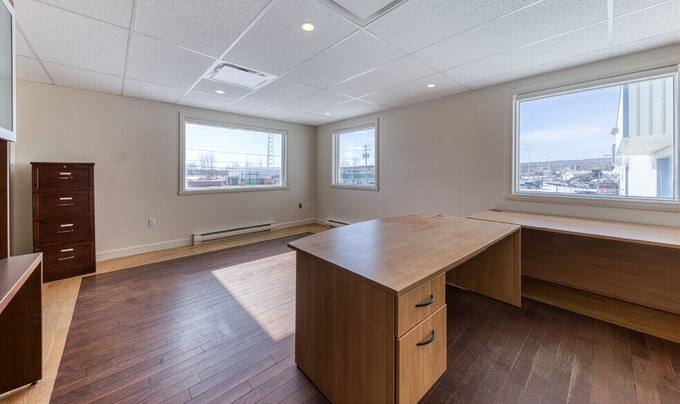 More Photos Of 2711-2715 Louis-XIV Boul, Québec Manufacturing For Lease