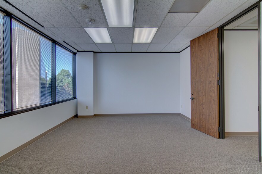 More Photos Of 7670 Woodway Dr, Houston Office For Lease