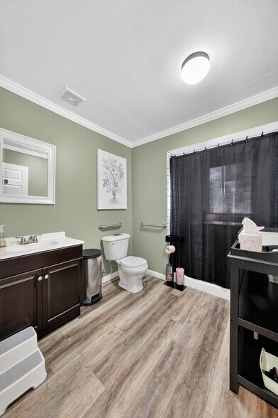 More Photos Of 302 S Lincoln Dr, Troy Office For Sale