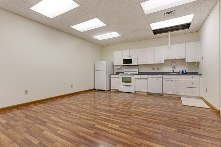 More Photos Of 128 Litchfield Rd, New Milford Medical For Sale