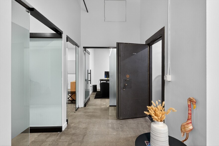 More Photos Of 1322-1326 Obispo Ave, Long Beach Warehouse For Lease
