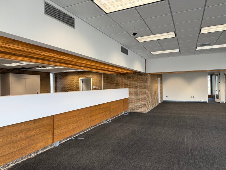 More Photos Of 6120 W Maple Rd, West Bloomfield Bank For Sale