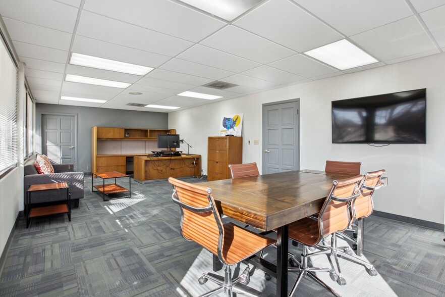 More Photos Of 2015 S Pontiac Wy, Denver Office For Sale