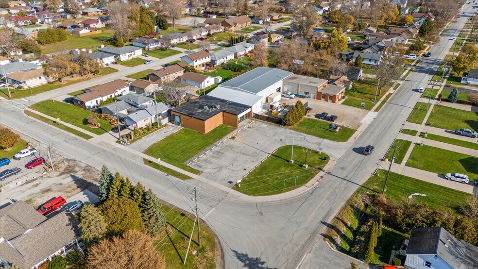 More Photos Of 398 King St W, Essex Freestanding For Lease