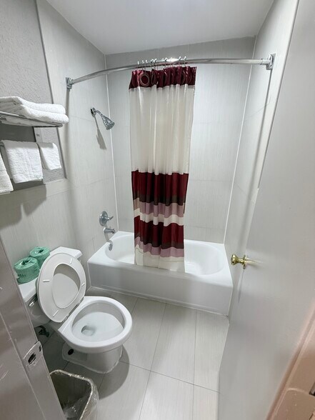 More Photos Of 1902 Texas Ave, Texas City Hotel For Sale