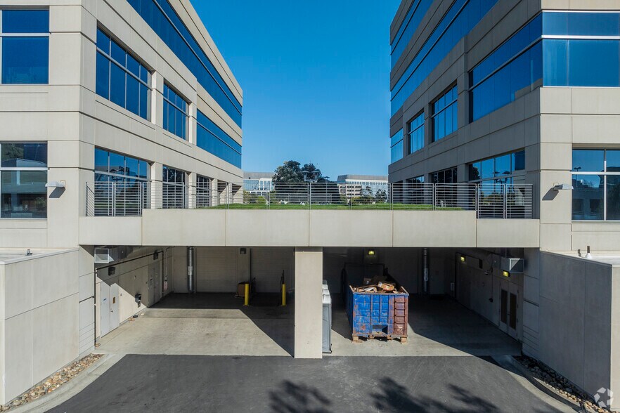 More Photos Of 333 Oyster Point Blvd, South San Francisco Office For Lease