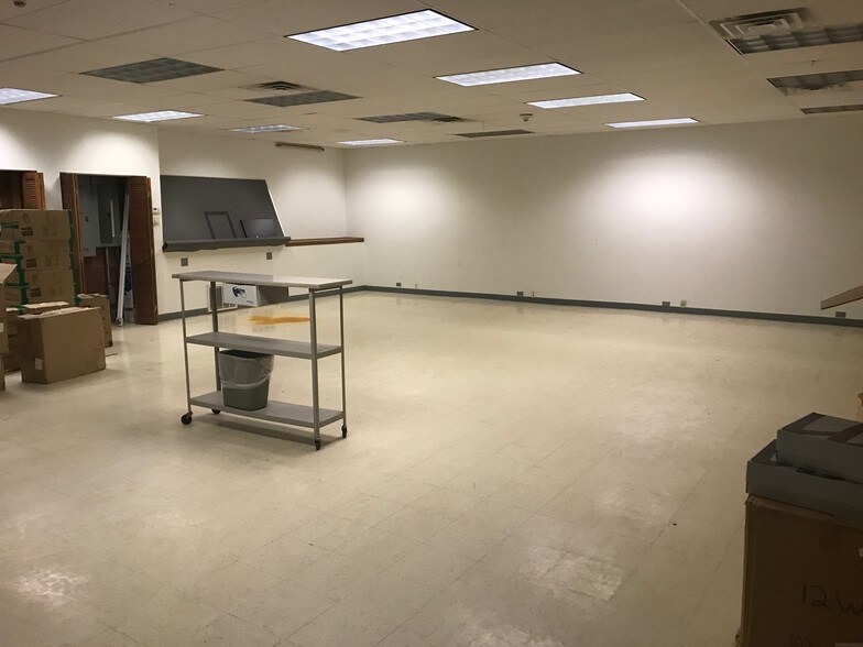 More Photos Of 130 W Armory Dr, South Holland Showroom For Sale
