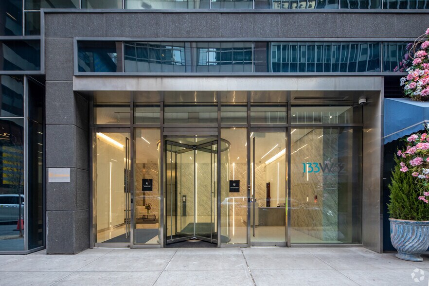 More Photos Of 133 W 52nd St, New York Apartments For Lease