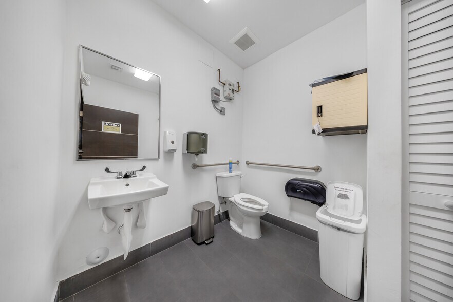 More Photos Of 99 W 49th St, Hialeah Medical For Lease