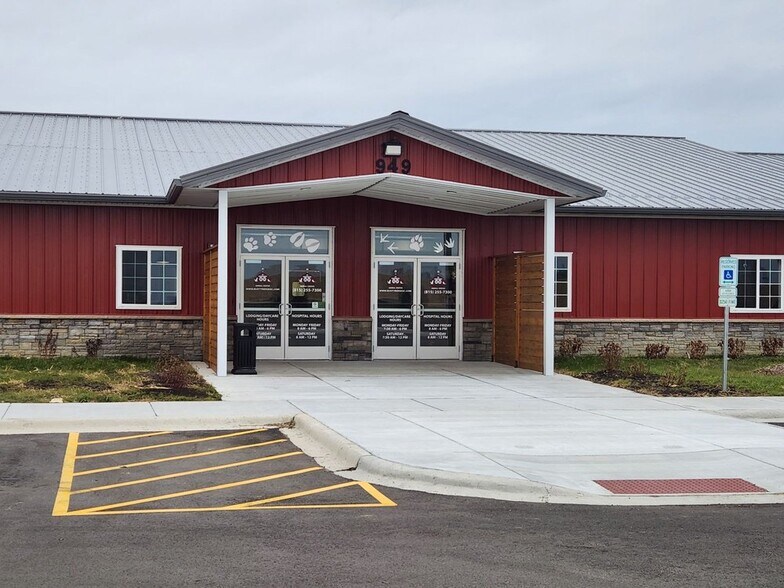 More Photos Of 949 Bell Rd, Minooka Veterinarian Kennel For Sale