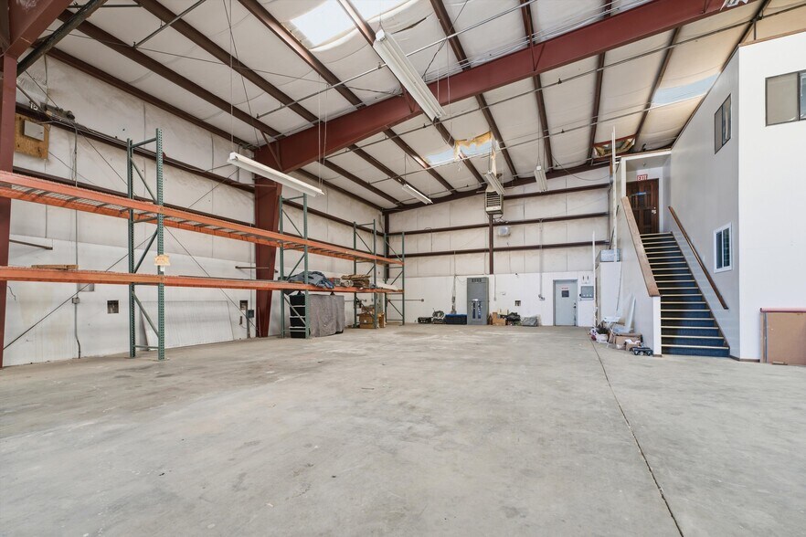More Photos Of 1400 Orange St, Rosamond Warehouse For Lease