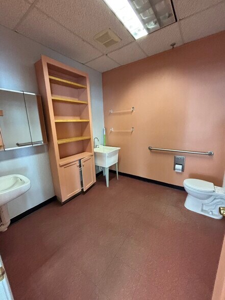More Photos Of 11-15 Fourth St, Dover Flex For Lease