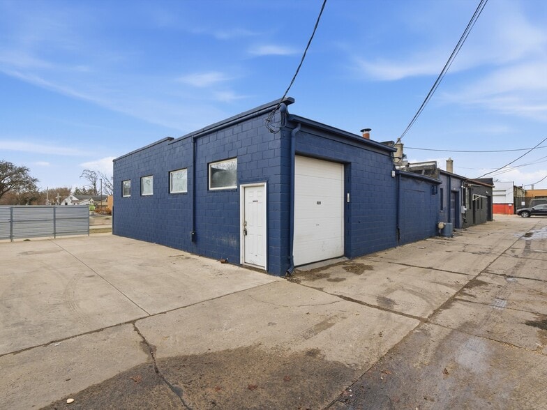 Primary Photo Of 828 W 14 Mile Rd, Clawson Warehouse For Lease